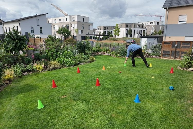 Auf diesem hindernisporcours machte der YUKA meist eine gute Figur und wich sogar Tennisbällen aus Auf diesem hindernisporcours machte der YUKA meist eine gute Figur und wich sogar Tennisbällen aus
