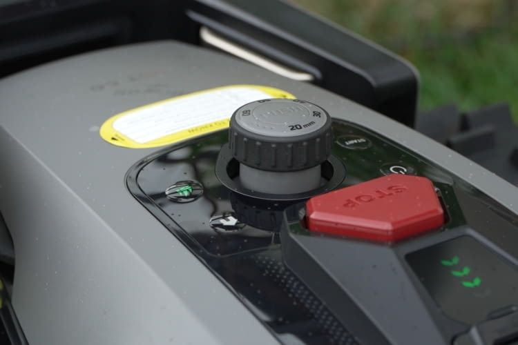 Auf der Oberseite gibt es ein Drehrad, Stopptaste und vier Bedienknöpfe Auf der Oberseite gibt es ein Drehrad, Stopptaste und vier Bedienknöpfe