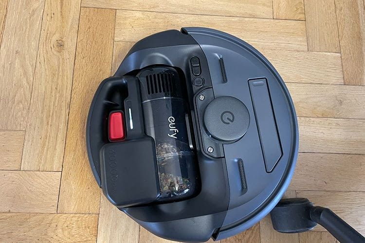 Der Staubbehälter ist im Saugroboter gut sichtbar Der Staubbehälter ist im Saugroboter gut sichtbar