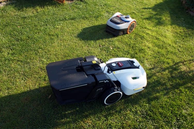 Im Vergleich zu Segway Navimow wird die enorme Größe von YUKA deutlich Im Vergleich zu Segway Navimow wird die enorme Größe von YUKA deutlich