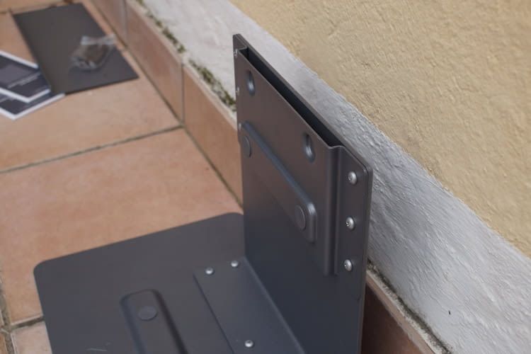 Hier ist die fertige Halterung vor dem Einhaken des Speichers zu sehen Hier ist die fertige Halterung vor dem Einhaken des Speichers zu sehen