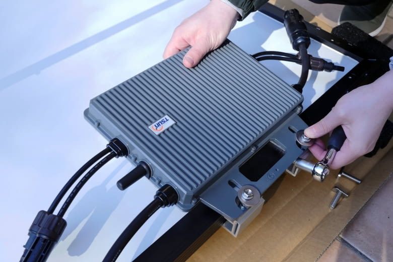 Hier ist die Verschraubung auf der Rückseite des Solarmoduls zu sehen Hier ist die Verschraubung auf der Rückseite des Solarmoduls zu sehen