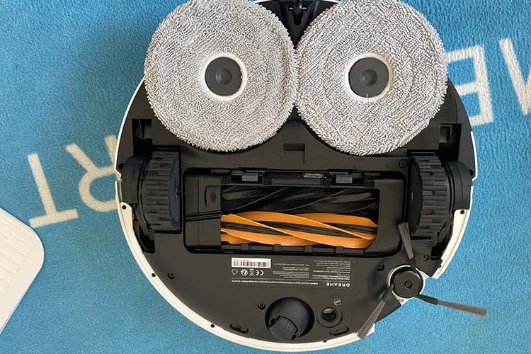 Von unten sind neben der Hauptbürste auch Seitenbürste, Wischpads und Räder zu erkennen Von unten sind neben der Hauptbürste auch Seitenbürste, Wischpads und Räder zu erkennen