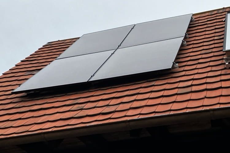 Die vier Solarmodule zeigen Richtung Süden Die vier Solarmodule zeigen Richtung Süden