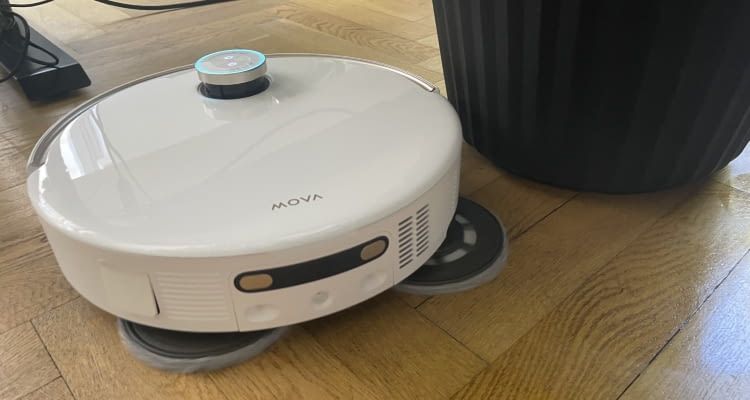 Der Mova V50 Ultra Complete putzte auch nah an Hindernissen wir dem Blumentopf Der Mova V50 Ultra Complete putzte auch nah an Hindernissen wir dem Blumentopf