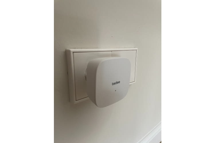 Die tedee Bridge wird wird direkt in die Steckdose gesteckt und muss nicht an den Router angeschlossen werden Die tedee Bridge wird wird direkt in die Steckdose gesteckt und muss nicht an den Router angeschlossen werden