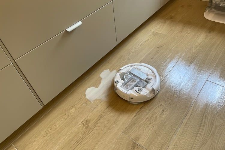 Diesen Teil eines größeren Hafermilch Flecks erkannte der ROMO P als Hindernis und navigierte um ihn herum Diesen Teil eines größeren Hafermilch Flecks erkannte der ROMO P als Hindernis und navigierte um ihn herum