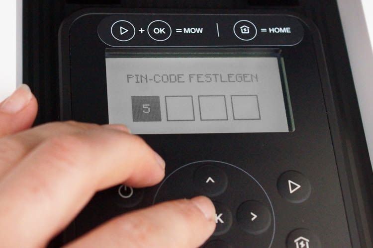 Meist wird der PIN-Code per App oder über Tasten am Display erstellt Meist wird der PIN-Code per App oder über Tasten am Display erstellt