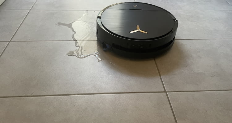 Der DEEBOT X9 PRO OMNI nahm auch verschütteten Tee sehr gut auf Der DEEBOT X9 PRO OMNI nahm auch verschütteten Tee sehr gut auf