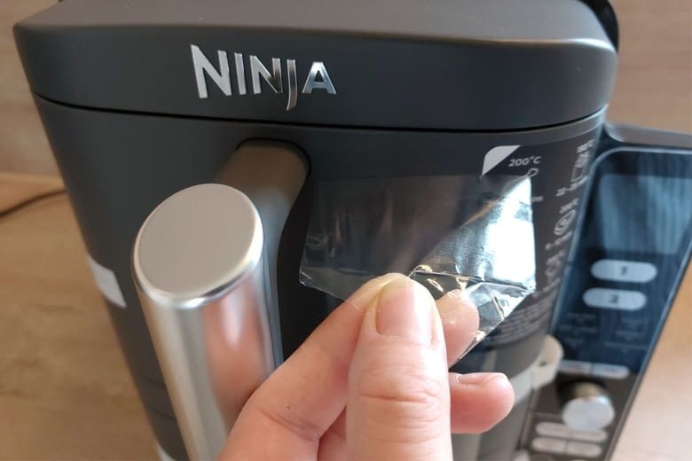 Die Garkörbe sind für den Transport mit Klebestreifen gesichert Die Garkörbe sind für den Transport mit Klebestreifen gesichert