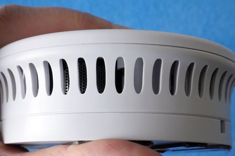 Durch die seitlichen Öffnungen am Gehäuse kann Rauch eindringen Durch die seitlichen Öffnungen am Gehäuse kann Rauch eindringen