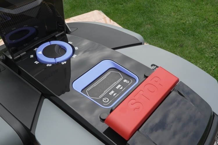 Die Mähhöhe lässt sich beim Sunseeker V3 nur am Mähroboter selbst einstellen Die Mähhöhe lässt sich beim Sunseeker V3 nur am Mähroboter selbst einstellen