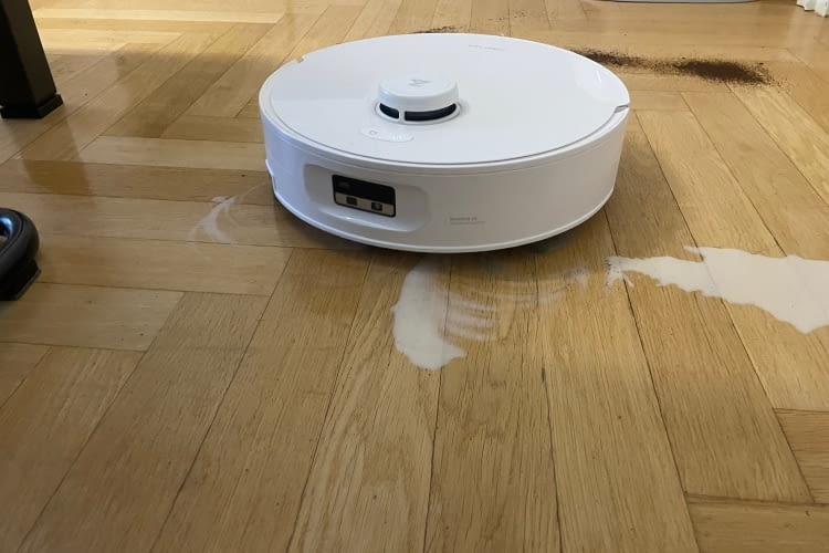 Das Anheben der Seitenbürste funktionierte in unserem Test leider nicht Das Anheben der Seitenbürste funktionierte in unserem Test leider nicht