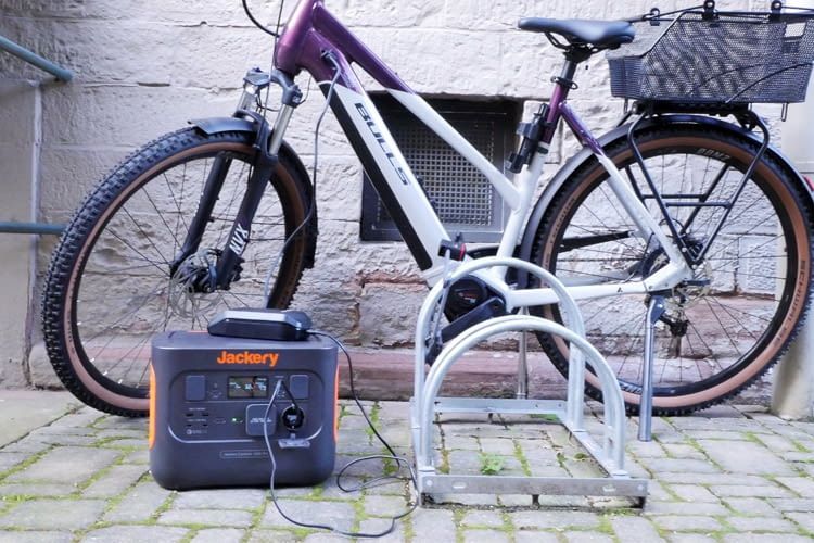 Mit dem Jackery Explorer 1000 Pro haben wir u.a. ein E-Bike geladen Mit dem Jackery Explorer 1000 Pro haben wir u.a. ein E-Bike geladen