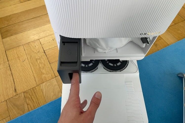 Die Reinigungsmitteldosierung befindet sich im Staubbehälterfach Die Reinigungsmitteldosierung befindet sich im Staubbehälterfach