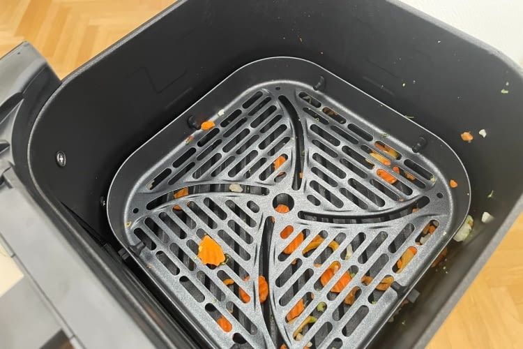 Kleinere Lebensmittel verfangen sich gern unter dem Frittiergitter Kleinere Lebensmittel verfangen sich gern unter dem Frittiergitter