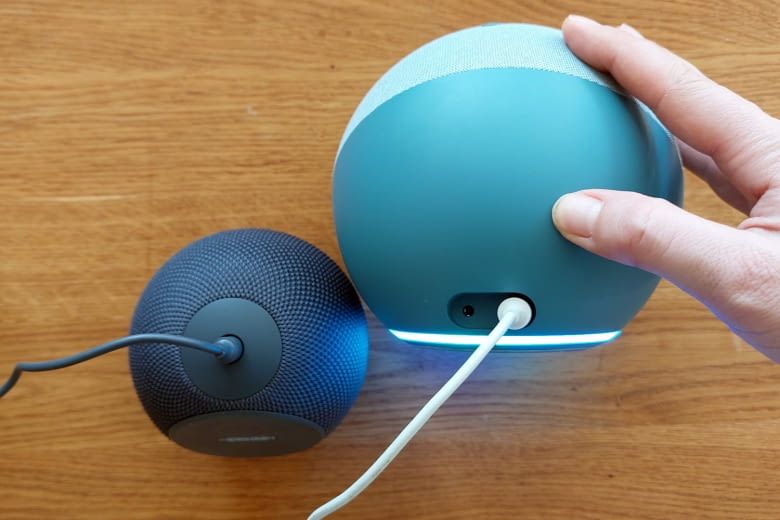 Im Gegensatz zum Echo 4 (rechts) gibts beim Echo Dot Max keine Zusatzanschlüsse Im Gegensatz zum Echo 4 (rechts) gibts beim Echo Dot Max keine Zusatzanschlüsse