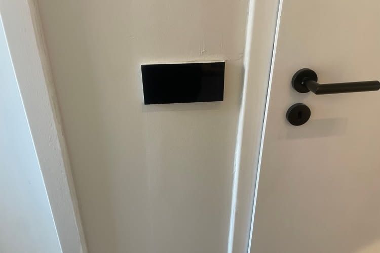 Montage erfolgreich? Dann die Sicherung einschaltet und das Aqara Panel fährt hoch Montage erfolgreich? Dann die Sicherung einschaltet und das Aqara Panel fährt hoch