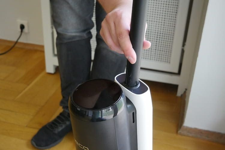 Der Griff lässt sich ganz simpel am oberen Ende des Akkuwischsaugers montieren. Der Griff lässt sich ganz simpel am oberen Ende des Akkuwischsaugers montieren.
