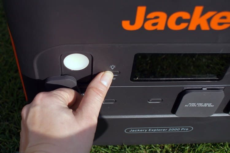 Beim Jackery Explorer 2000 Pro ist vorne eine Lampe direkt integriert Beim Jackery Explorer 2000 Pro ist vorne eine Lampe direkt integriert