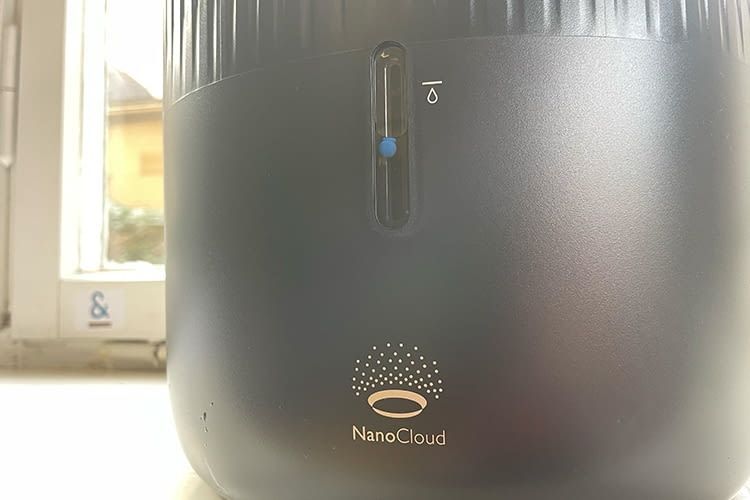 Dank eines Sichtfensters kann der Füllstand des Series 5000 Luftbefeuchters abgelesen werden Dank eines Sichtfensters kann der Füllstand des Series 5000 Luftbefeuchters abgelesen werden