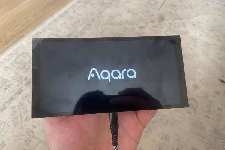 Stecker rein und los geht's: Mit USB-C Kabel lässt sich das Panel schnell starten und einrichten Stecker rein und los geht's: Mit USB-C Kabel lässt sich das Panel schnell starten und einrichten
