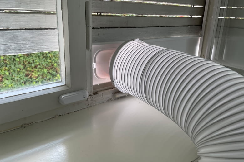 Über einen solchen Schlauch wird Wärme nach draußen geleitet Über einen solchen Schlauch wird Wärme nach draußen geleitet