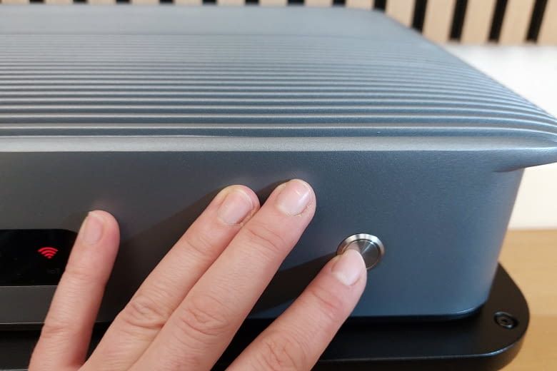 Es reicht aus den Power-Button für wenige Sekunden gedrückt zu halten Es reicht aus den Power-Button für wenige Sekunden gedrückt zu halten