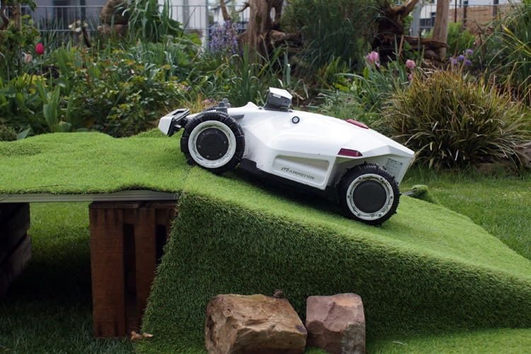 Einige Modelle können sogar steile Hänge hinauffahren Einige Modelle können sogar steile Hänge hinauffahren