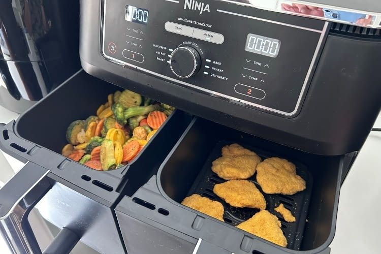 Die separaten Frittierkammern sind praktisch für ganze Mahlzeiten Die separaten Frittierkammern sind praktisch für ganze Mahlzeiten