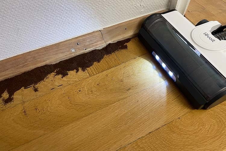 Dank LED Beleuchtung kann auch gründlich in dunklen Ecken gesaugt werden Dank LED Beleuchtung kann auch gründlich in dunklen Ecken gesaugt werden