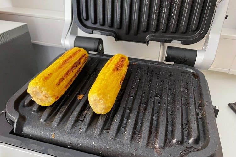 Der Mais erhielt im OptiGrill leckere Bräunungsstreifen Der Mais erhielt im OptiGrill leckere Bräunungsstreifen
