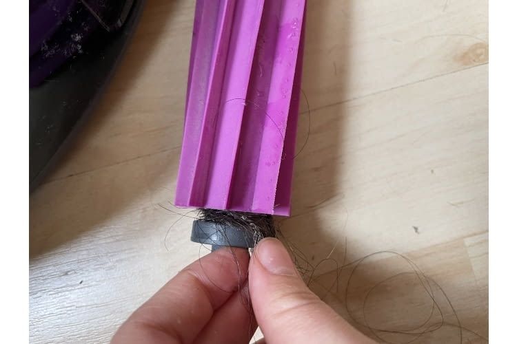 Die Gummirolle sollte jede Woche von Haaren befreit werden Die Gummirolle sollte jede Woche von Haaren befreit werden