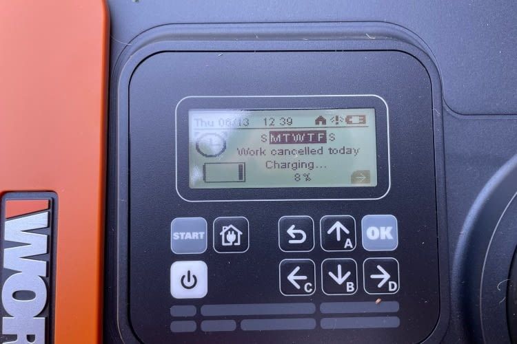 Das Display ist im Schatten gut zu erkennen, in der Sonne muss man schon genauer hinschauen Das Display ist im Schatten gut zu erkennen, in der Sonne muss man schon genauer hinschauen