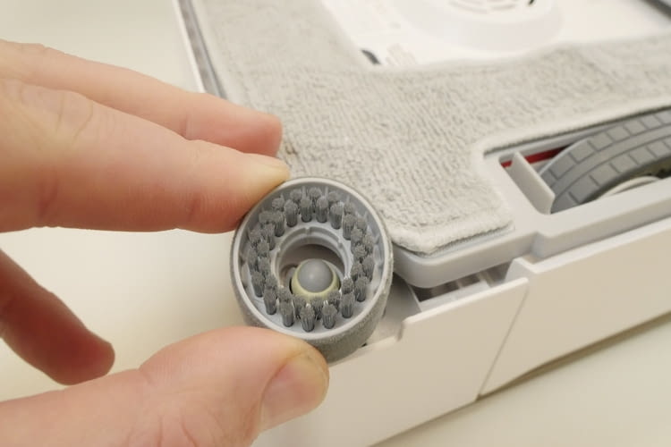 Die Eck- und Kantenbürsten des Dreame C1 sind austauschbar. Auf sehr dreckigen Fenstern haben sie nicht komplett überzeugt. Die Eck- und Kantenbürsten des Dreame C1 sind austauschbar. Auf sehr dreckigen Fenstern haben sie nicht komplett überzeugt.