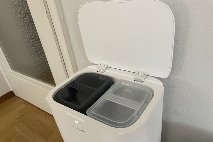 Die beiden Wassertanks der Dockingstation haben ein großes Volumen Die beiden Wassertanks der Dockingstation haben ein großes Volumen