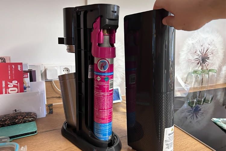 Im Inneren dieses Sprudler verbirgt sich ein Quick-Connect Zylinder Im Inneren dieses Sprudler verbirgt sich ein Quick-Connect Zylinder