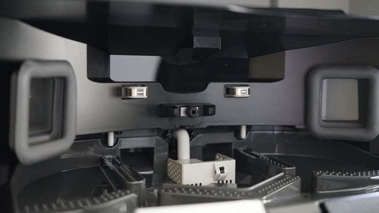 Die Anschlüsse des Roborock Q Revo Saugroboters an der Dockingstation Die Anschlüsse des Roborock Q Revo Saugroboters an der Dockingstation