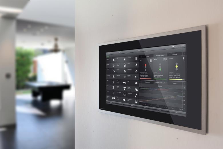 Gira Smart Home Touch Panel im Wohnzimmer Gira Smart Home Touch Panel im Wohnzimmer