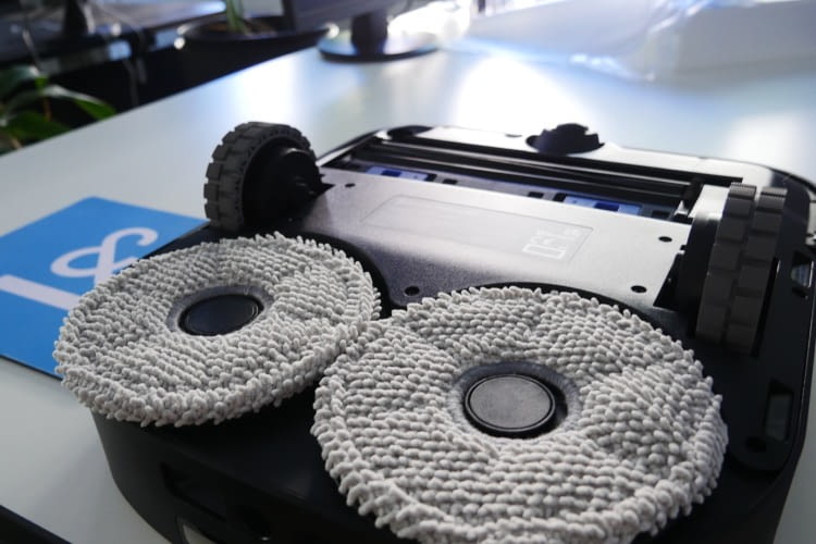 Die rotierenden Wischmopps des DEEBOT X2 OMNI reinigen jegliche Bodenbeläge gründlich Die rotierenden Wischmopps des DEEBOT X2 OMNI reinigen jegliche Bodenbeläge gründlich