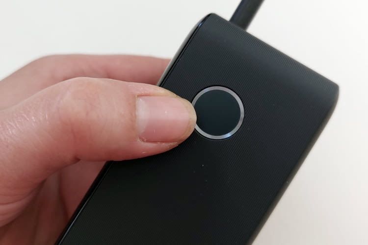 Über diesen Button lässt sich das Display ein- oder ausschalten Über diesen Button lässt sich das Display ein- oder ausschalten