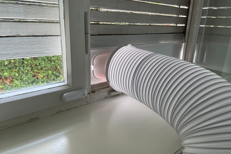Der Schlauch sowie der Fensteradapter sind in wenigen Minuten zusammengebaut Der Schlauch sowie der Fensteradapter sind in wenigen Minuten zusammengebaut