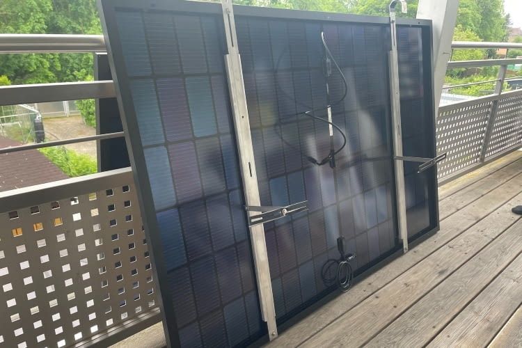 Der Aufbau der beiden Solarmodule erfolgt schnell und problemlos Der Aufbau der beiden Solarmodule erfolgt schnell und problemlos