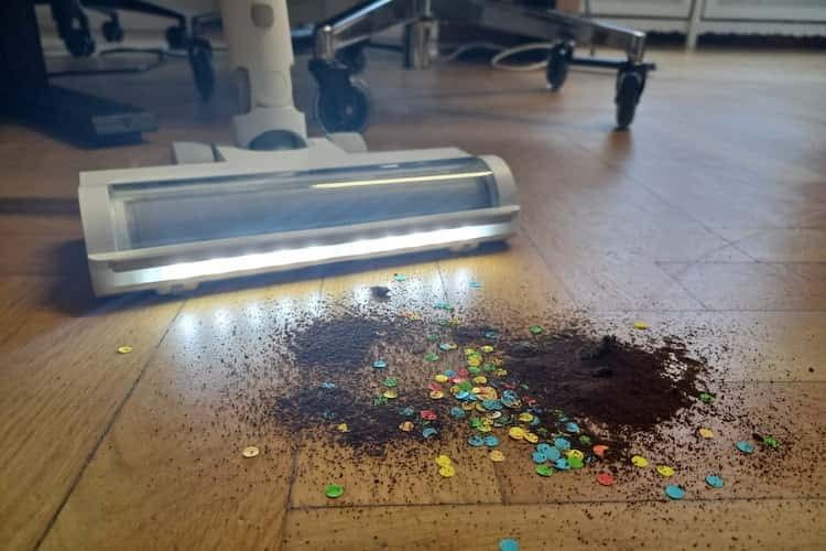 Mit ein einem Haufen Erde und Konfetti kam der Xiaomi Akkusauger gut klar Mit ein einem Haufen Erde und Konfetti kam der Xiaomi Akkusauger gut klar