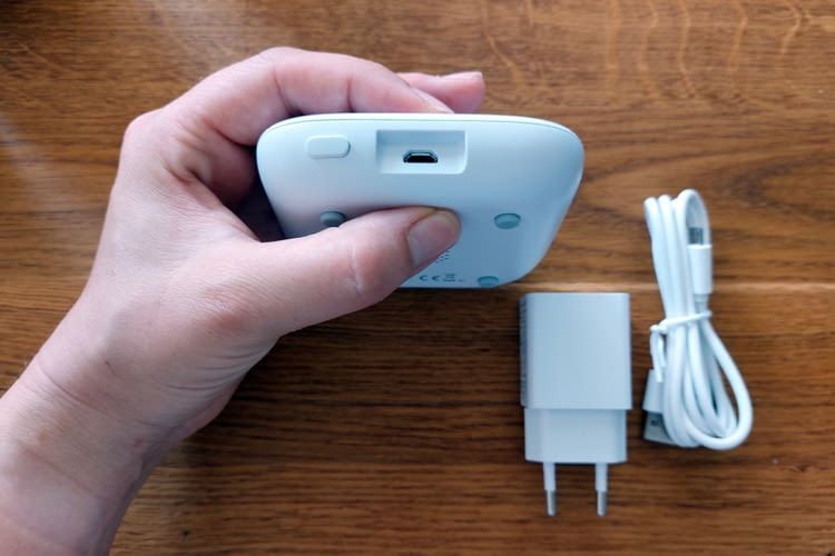 Die Basisstation benötigt statt Batterien ein Kabel Die Basisstation benötigt statt Batterien ein Kabel
