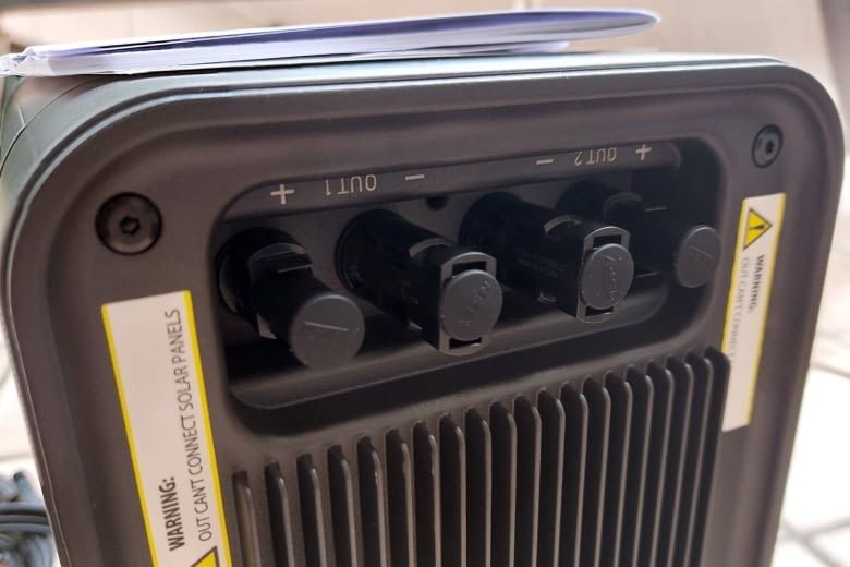 Hier lassen sich zwei Solarmodule mit ihren jeweils zwei Anschlusskabeln koppeln Hier lassen sich zwei Solarmodule mit ihren jeweils zwei Anschlusskabeln koppeln