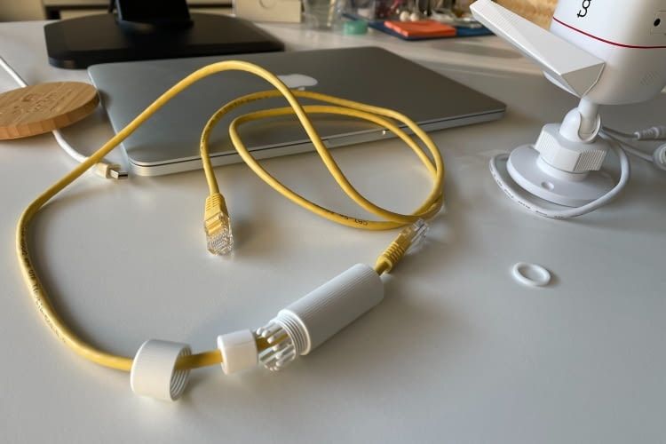 Das Ethernetkabel kann mit den mitgelieferten Aufsätzen wasserdicht aufbereitet werden Das Ethernetkabel kann mit den mitgelieferten Aufsätzen wasserdicht aufbereitet werden