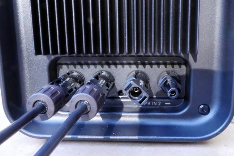 Diese Anschlüsse sind zur Koppelung mit zwei Solarmodulen gedacht Diese Anschlüsse sind zur Koppelung mit zwei Solarmodulen gedacht