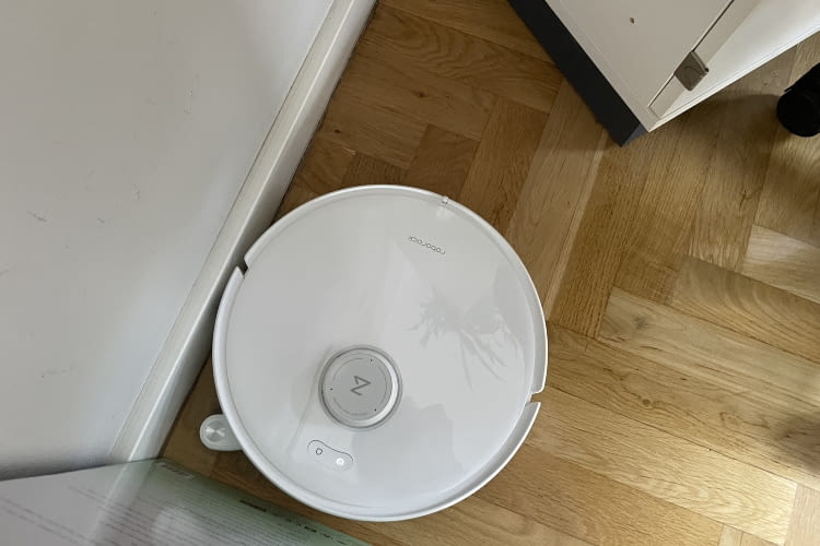 Mithilfe des FlexiArms konnte die Seitenbürste alle Ecken und Kanten unseres Testraums säubern Mithilfe des FlexiArms konnte die Seitenbürste alle Ecken und Kanten unseres Testraums säubern