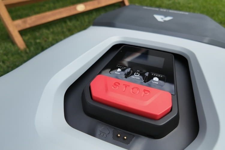 Auf der Oberseite gibt es drei Knöpfe, die STOP-Taste, einen Display und den Regensensor Auf der Oberseite gibt es drei Knöpfe, die STOP-Taste, einen Display und den Regensensor